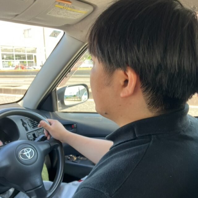 こんにちは！！
イワタグループです！

営業研修中のU君をパシャリ📸
フレッシュな風を吹き込んでくれる新人営業マンです✨

日に日に営業マンとしての顔つきに変化してきています✨

楽しそうに図面を見るのが特徴です🎵

本社研修期間も残りわずかですが、
研修後もチーム一丸となってサポートしていくので、ご安心を👐

☆現在一緒に働ける仲間大募集中ですっ！！☆
・営業マン
・MCオペレーター

少しでも気になった方は
お気軽にお声かけてくださいね👐

お待ちしております👐

#新人営業
#営業
#営業研修
#スキルアップ 
#機械加工
#お仕事依頼受付中
#愛知
#関東
#関西
#エンジョイ
#図面
