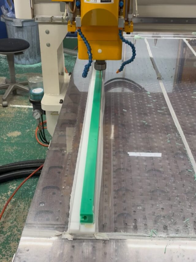 こんにちは！イワタグループです。

本日はプラスチック事業部のご紹介です♪イワタグループでは金属部品だけでなく、プラスチックの切削加工も行っております！！

プラスチック製品というと、型をおこして成型品の量産というイメージが多いかと思いますが、弊社では削り出しにて1点から量産まで幅広く対応しております。

材料在庫も豊富にありまして、それゆえに実現できる「特急対応」もお客様から喜んでいただけております！

1点もの数物、大口案件や特急部品など、、プラスチック切削加工はイワタグループにお任せください‼️

#ものづくり
#製造業
#マシニング
#マシニングセンタ
#プラスチック切削
#プラスチック加工
#エンプラ
#エンジニアリングプラスチック
#マシニングセンタ