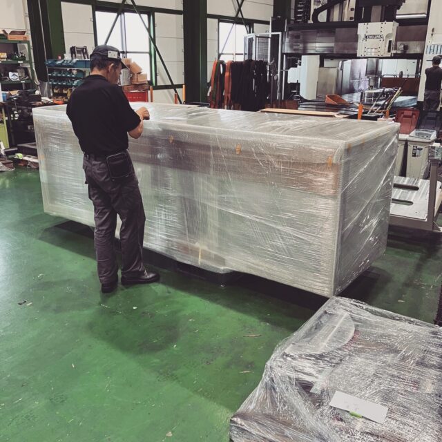 こんにちは、イワタグループです😊

年末まで、全力疾走！
年末のピークに向け、工場内は熱気に包まれています！！

お客様からのたくさんのご期待に応えるべく、チーム一丸となってテキパキと出荷準備を進めているところです✨

この製品たちが、年明けから皆様の事業や生活の一助となれば幸いです。

「高品質な製品を、確実にお届けする。」

私たちの強い想いを乗せて、今日も大切に出荷いたします！

どしどしお仕事お待ちしております👐

#製造業の日常 
#出荷準備風景 
#チームワーク 
#ものづくり魂 
#年の瀬 
#工場 
#頑張る社員 
#金属加工
#愛知
#東海
#横浜
#マシニング
#機械加工
#町工場
#営業募集中