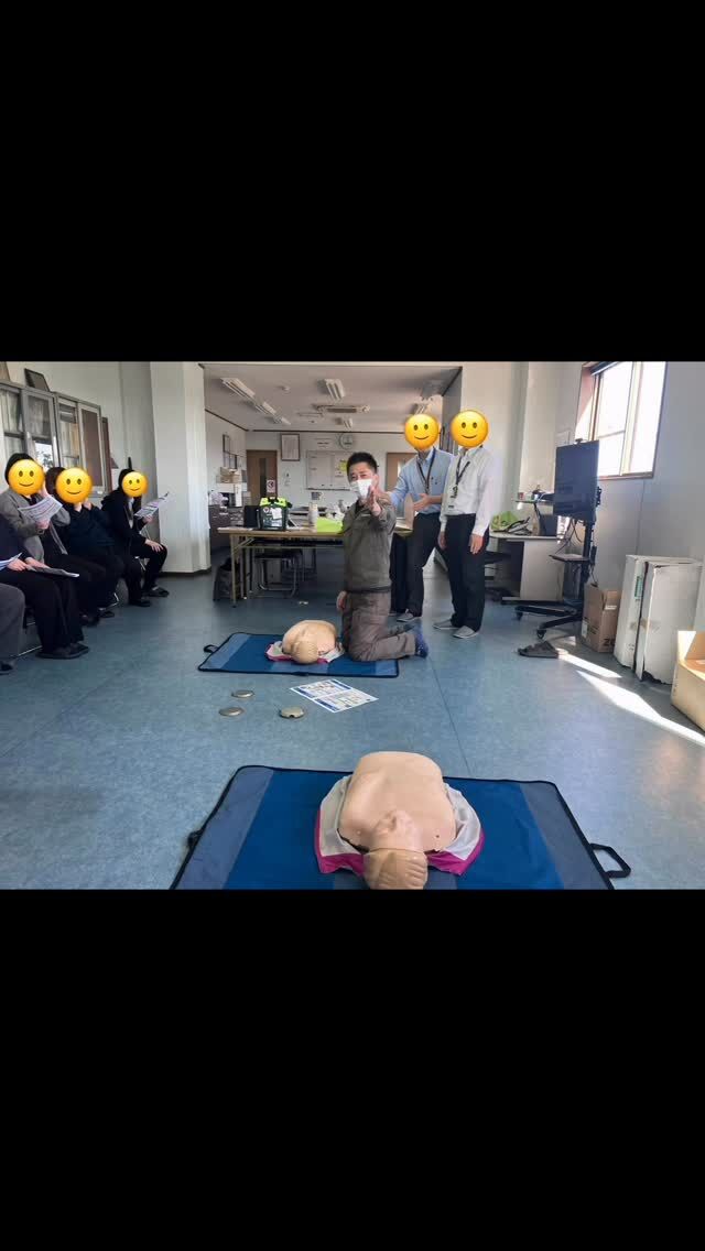 こんばんは🌆イワタグループです☺️

先日、行ったAED講習の投稿です🔈
#機械加工 #マシニング #機械加工 #機械加工 
もしもの時に、迷わず動ける会社でありたい。
そんな想いから、全社員を対象にAED講習会を実施しました。

今回はメーカーの方にお越しいただき、実機を使ってレクチャーしていただきました。電源の入れ方からパッドの貼り方、胸骨圧迫のポイントまで、実際に体を動かしながら体験。「知っている」と「できる」は違うことを改めて実感しました。

製造業は安全第一。
でも本当の安全は、設備やルールだけでなく“人の行動力”があってこそだと思っています。

いざという時、誰かの命を守れる存在であるために。
イワタグループは、技術力だけでなく人としての備えも大切にしていきます。