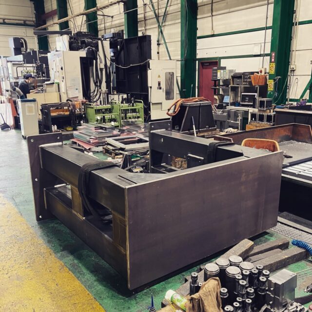 こんにちは、イワタグループです😊

今日の工場から一枚。
写真だと少し伝わりにくいかもしれませんが、なかなかの「大物」です。

私たちはこうした大型の製缶品、機械加工を得意としています。 
大きくても精度は細かく👍

そんなこだわりを持って日々向き合っています。

「このサイズ、どこに頼もうかな」
 そんな時は、ぜひ一度イワタグループを思い出してください。

ご相談、いつでもお待ちしております。

#大物製缶
#製缶
#得意です
#北名古屋
#全国対応
#産業機械
#プラスチック加工
#機械部品
#金属加工
#愛知
#東海
#横浜
#マシニング
#機械加工
#MCオペレーター様募集中
#営業様募集中