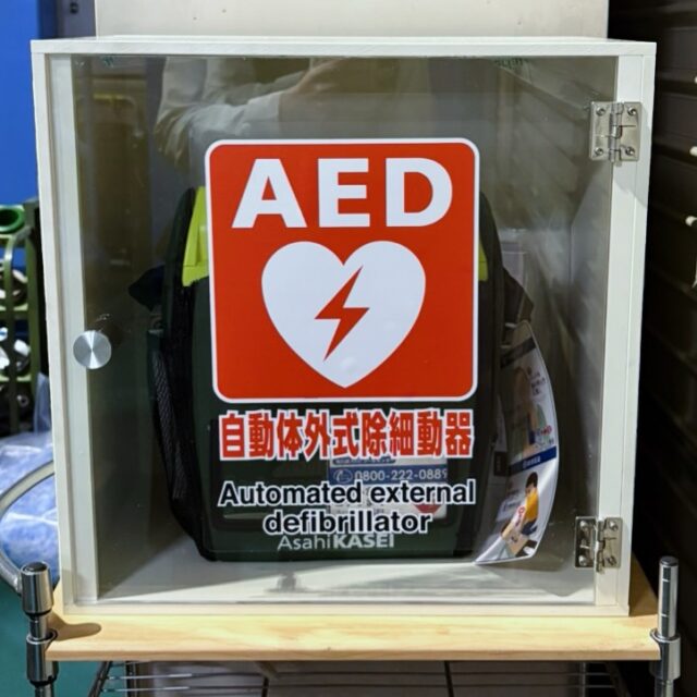 こんにちは！
イワタグループの『イワタテクノ』の事務員、NとKです👭

今日は、イワタテクノのプラスチック事業部が誇るベテランKさんのお話です✨
Kさんはイワタテクノに勤務して29年
いつも現場を支えてくれる頼れる存在です👏

先日、全社でAED講習を受けたのをきっかけに、いよいよ社内にもAEDを設置することになりました

でも、ここで一つ悩みが…🥺
私たちの工場はプラスチックやスチールの切削加工がメインのため、現場に設置するとなると
どうしても「切粉（きりこ）」が舞って、大切なAEDが汚れてしまうんです💦

「中身が見えて、パッとかぶせられるようなカバーはないかな…」
事務員がそんな独り言をこぼしていたら、なんと統括部長が動き出してくれました！優しい…❤️
ササッとその場で1から図面を書き上げ、それを受け取ったベテランのKさんが、長年の技で一気に形にしてくれたんです👨‍💻

しかもこれ、社内に残っていた材料を有効活用して作ってくれたそうで
職人の手にかかればこんなに立派な備品に生まれ変わるなんて、驚きですね😳

完成したのは、世界にひとつだけの✨『特注AED収納BOX』✨

中身がしっかり見える透明なプラスチックで、仕上げに専用のシールも注文して貼り付けたら
どこにも売っていない、イワタテクノだけの特別なケースが出来上がりました🙌

統括部長の設計図と、Kさんの職人技
「ないなら自分たちで作ればいい」
そんな二人の連携プレーを間近で見せてもらって、改めて「うちの会社ってすごいな」と私たちも感動してしまいました🥺❤️

わが社は、こんな風に図面1枚から、樹脂でも金属でも形にできる会社です
「市販品ではサイズが合わない」「特殊なケースが欲しい」
そんなお困りごとがあれば、ぜひイワタテクノにご相談ください！

統括部長とKさんはじめ、自慢の職人たちが皆さまのご依頼をお待ちしております🤗

#製造業 #自慢の社員 #ものづくり #職人技 #プラスチック加工